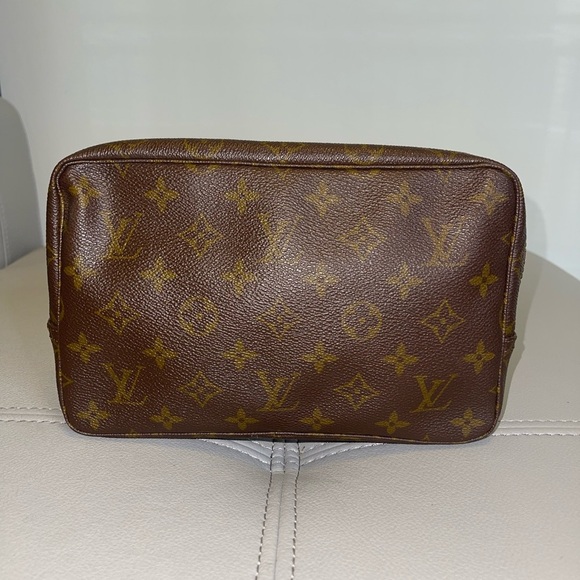 LOUIS VUITTON 
Monogram Trousse Toilette 23 - Picture 2 of 5
